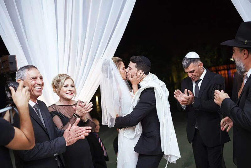 Kiss Bride and groom 